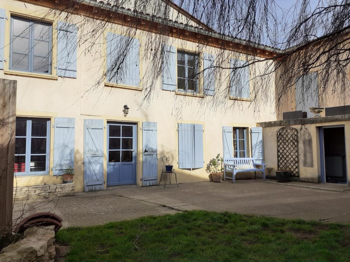 Les Volets Bleus Charlieu Exterior foto